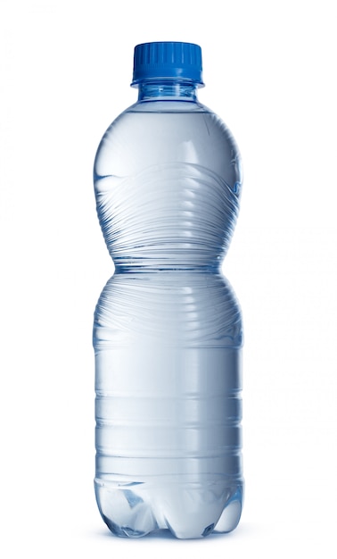 Foto pequeña botella de agua mineral en plástico aislado en blanco