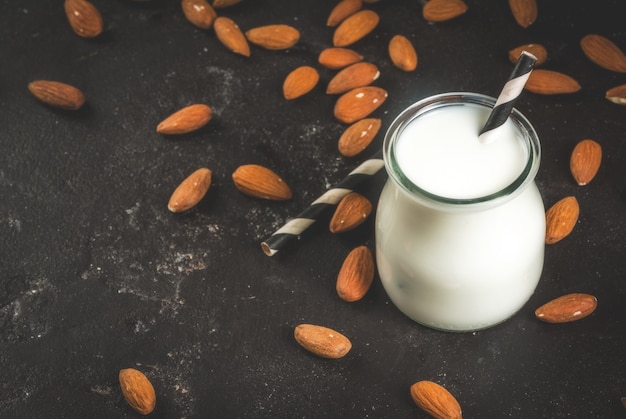 Pequeña botella de leche de almendras