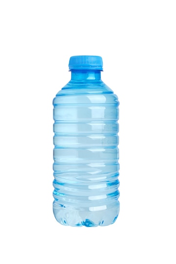 Pequeña botella de plástico de agua potable limpia aislado sobre fondo  blanco de cerca