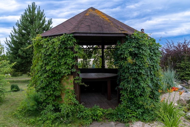 Pequeña cabaña de campo con techo de tejas Arquitectura de campo