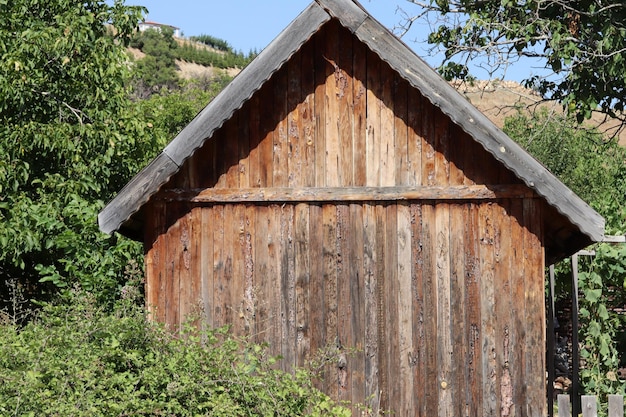 Pequeña cabaña de madera en la granja