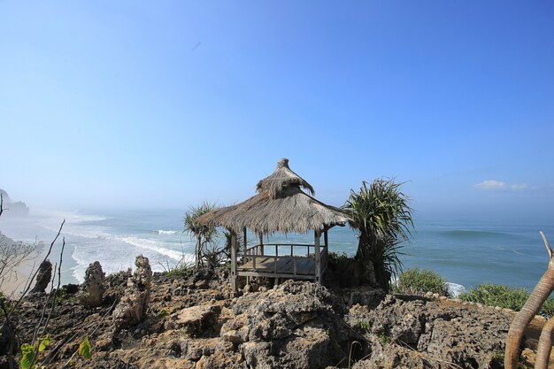 Pequeña cabaña de madera hermosa en la hermosa playa