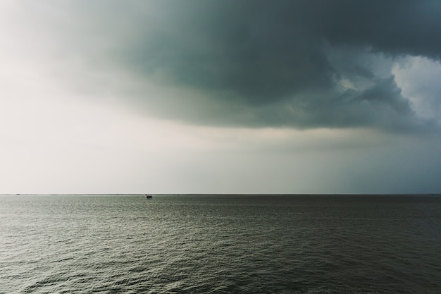 Pequeña cabaña en medio del mar bajo la tormenta que se avecina