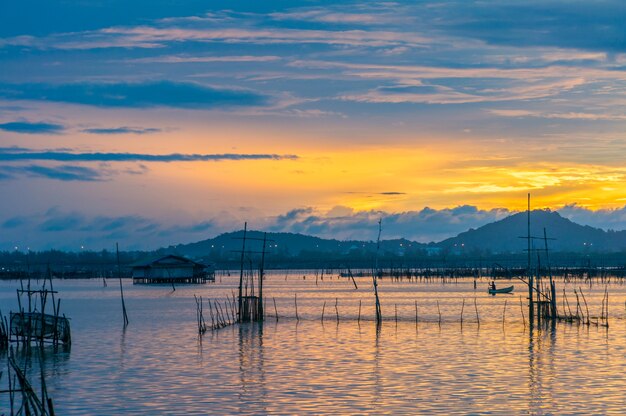 Pequeña cabaña de pescadores en el medio del lago con vista