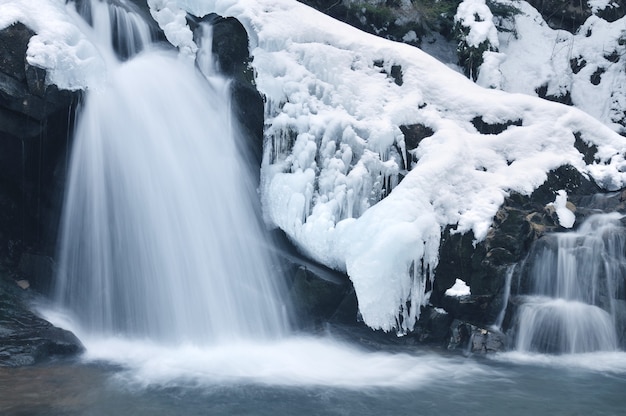 Pequena cachoeira ativa de inverno nas montanhas