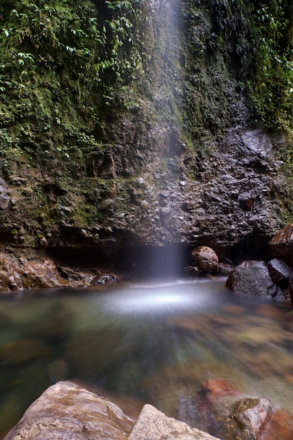 Pequena cachoeira em torno de muitas rochas naturais do rio