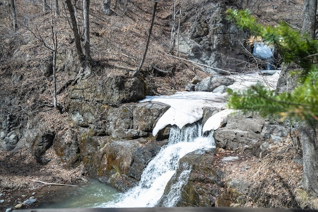 Pequena cachoeira em uma área rochosa na primavera Meio ambiente Natureza selvagem