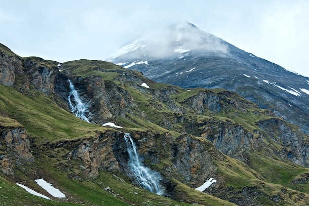 Pequena cachoeira perto da estrada alpina Grossglockner.