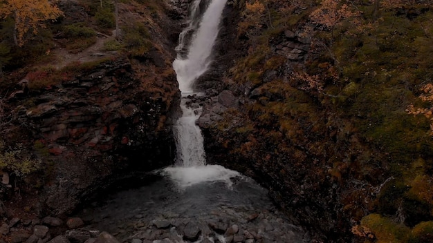 Pequena cachoeira sobre as rochas de granito, outono no Ártico