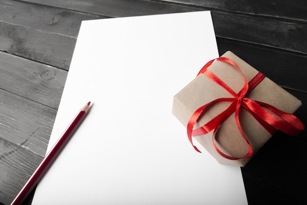 Pequeña caja de regalo con cinta roja de cerca