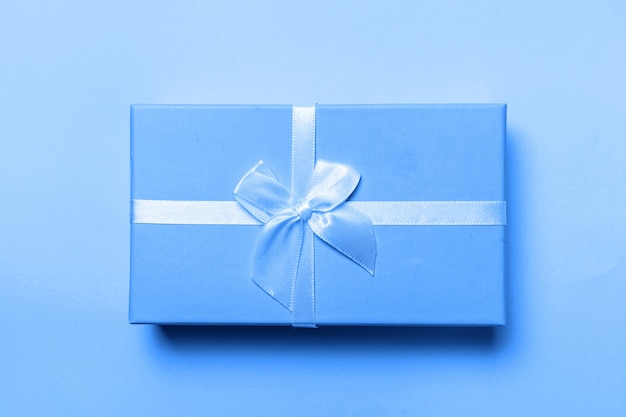 Pequeña caja de regalo coloreada en color de moda del año 2020 Fondo clásico azul. Color Macro brillante. Navidad año nuevo cumpleaños San Valentín celebración presente romántico.