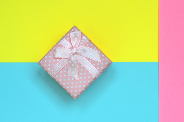 Pequeña caja de regalo rosa, papel azul pastel, amarillo y rosa de onfashion.