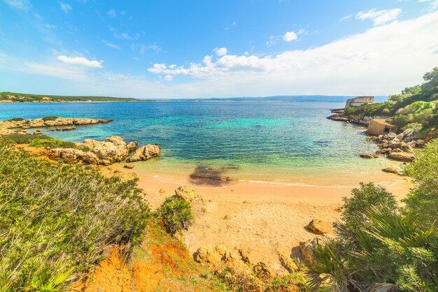 Pequeña cala en Alghero Italia