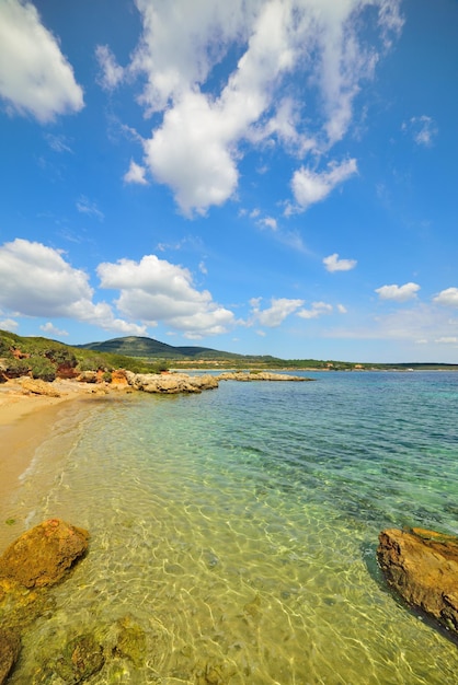 Pequeña cala bajo un cielo azul en Cerdeña Italia