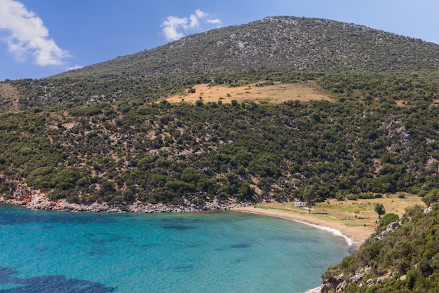 Pequeña cala secreta oculta en el borde rocoso de la península de Sithonia, colina del bosque, Toroni, Chalkidiki, Grecia