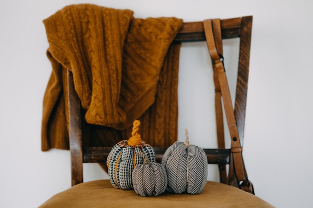 Foto pequeña calabaza decorativa de tela en la silla de mostaza retro hecha a mano decoración de otoño otoño de acción de gracias