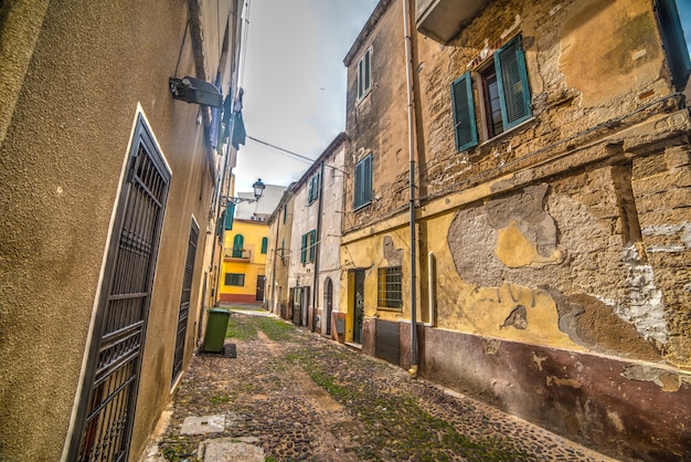 Pequeña calle en el casco antiguo de Alghero Italia