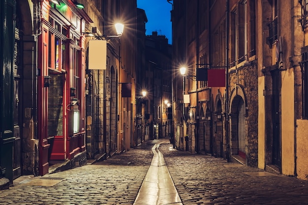 Pequeña calle en el casco antiguo de Lyon, Francia.