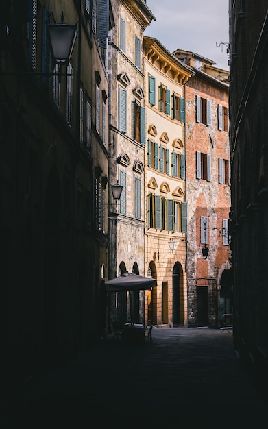 Pequeña calle en Siena Toscana Italia