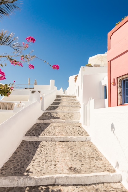 Pequeña calle típica en santorini en Grecia en cyclades