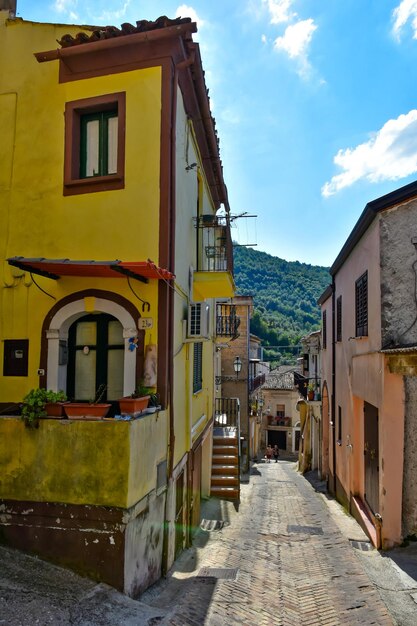 Foto una pequeña calle entre las viejas casas de sant'angelo d'alife, un pueblo de campania, italia