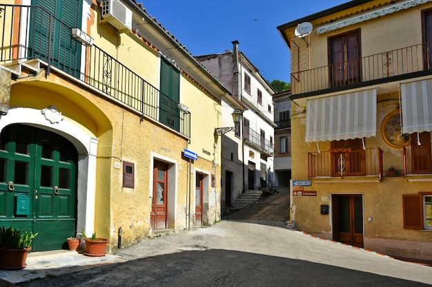 Foto una pequeña calle entre las viejas casas de sant'angelo d'alife, un pueblo de campania, italia