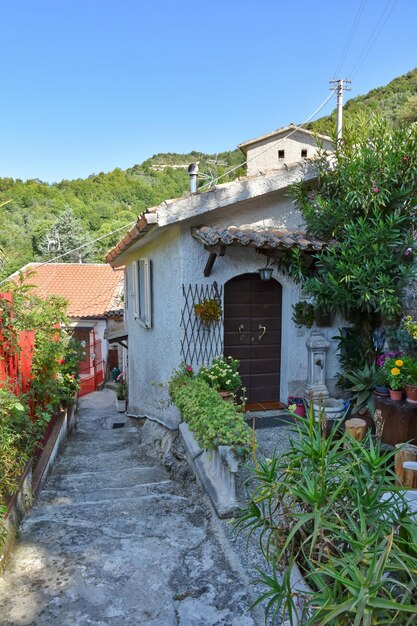 Una pequeña calle entre las viejas casas de Sant'Angelo d'Alife, un pueblo de Campania, Italia