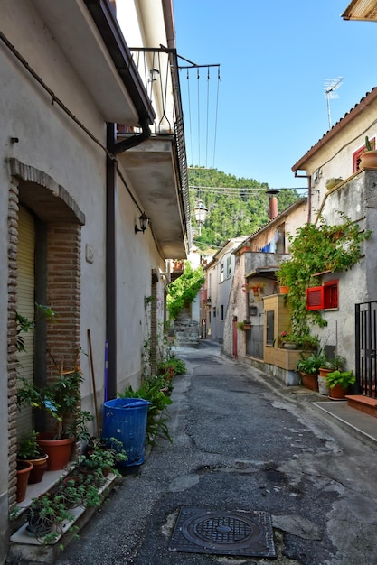 Foto una pequeña calle entre las viejas casas de sant'angelo d'alife, un pueblo de campania, italia