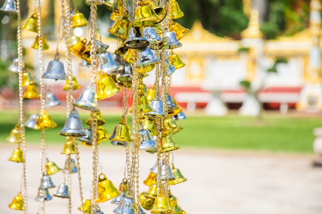 Pequeña campana de oro y plata