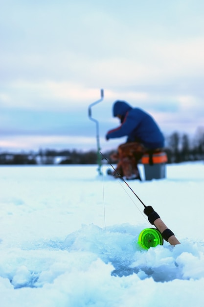 Foto pequeña caña de pescar de invierno hielo