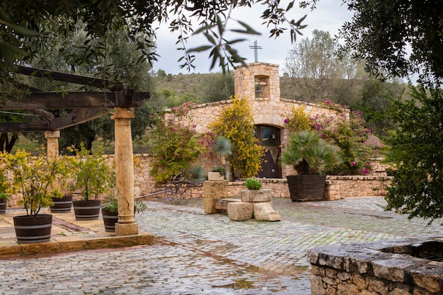 Pequeña capilla mediterránea sobre una colina en el campo en españa
