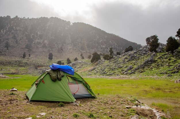 Pequeña carpa frente a las montañas