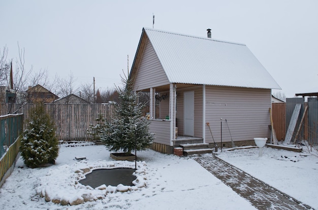 Una pequeña casa de baños en un patio rural en una mañana de invierno región de Ryazan Rusia