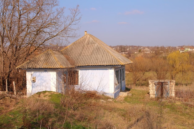 Una pequeña casa en un campo