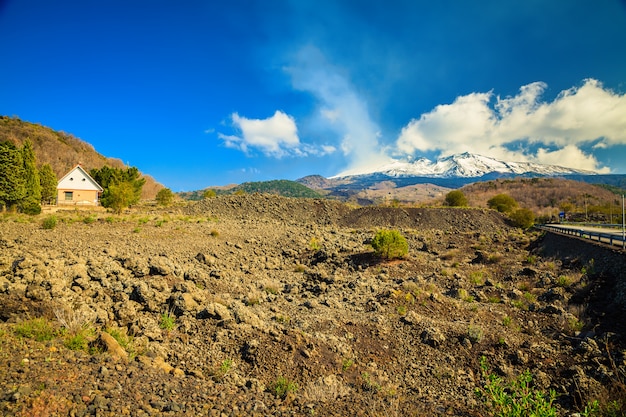 Pequeña casa cerca del volcán Etna