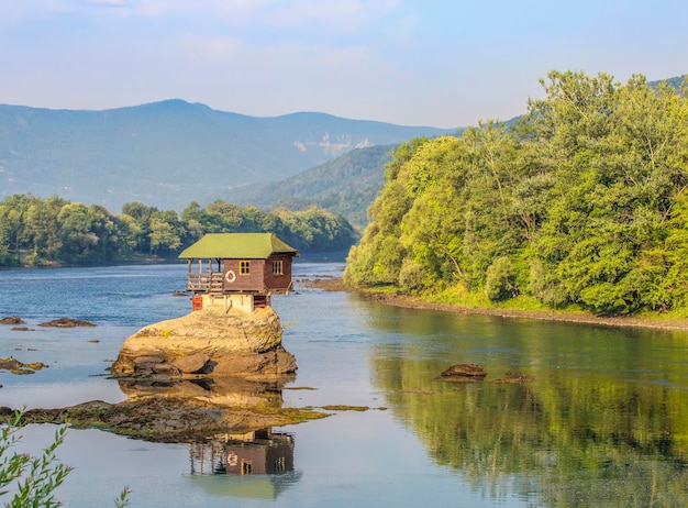 Pequena casa em uma pedra no rio drina perto da bajina basta na sérvia