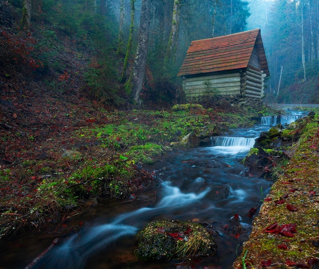 Pequeña casa se encuentra a orillas de un río de montaña