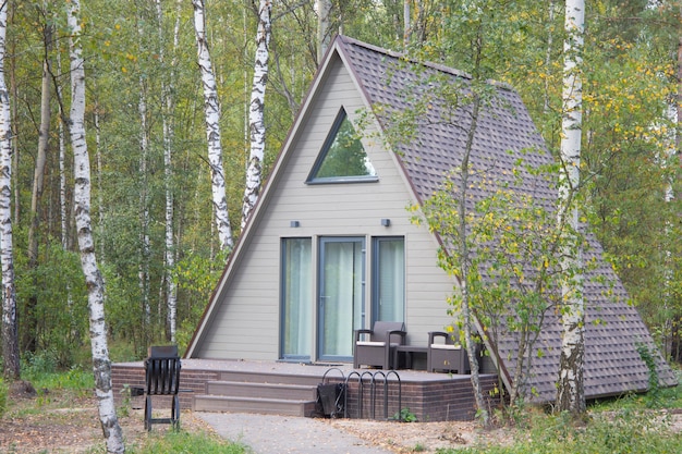 una pequeña casa en forma en el bosque