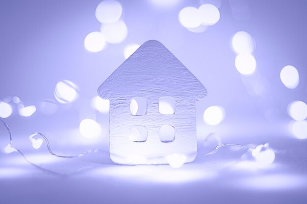 Pequeña casa con guirnaldas de luces navideñas, vacaciones de invierno, estado de ánimo de invierno