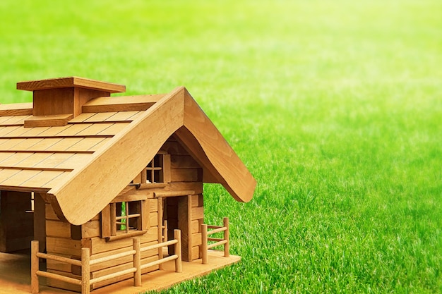 Una pequeña casa de madera en un campo verde