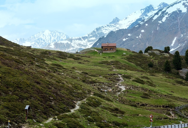 Pequeña casa de madera en la montaña de los Alpes de verano (Austria).