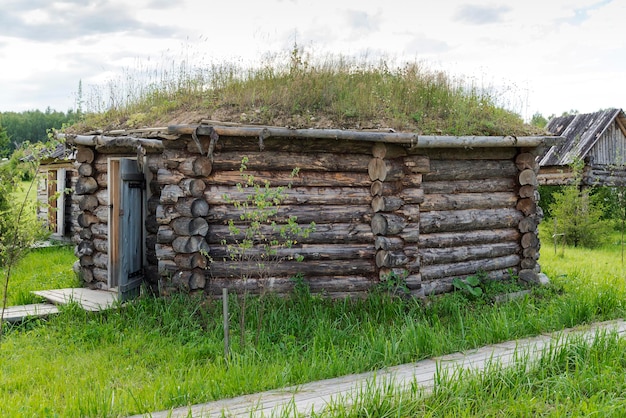 Pequeña casa de madera vieja en el pueblo