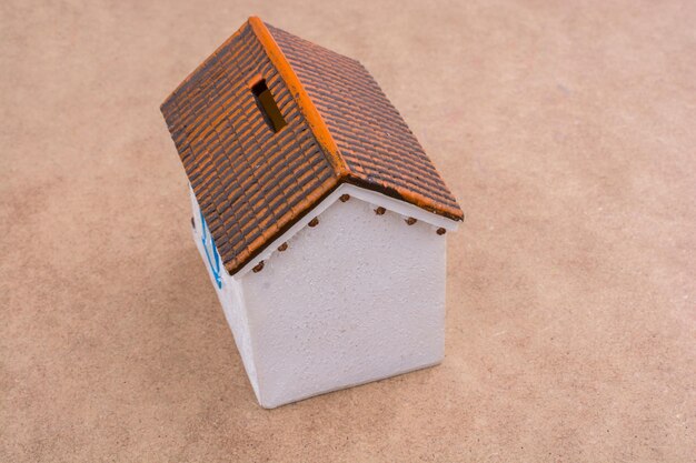 Foto pequeña casa modelo sobre un fondo marrón