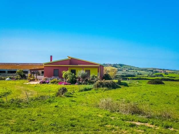 Foto pequeña casa morada en un prado