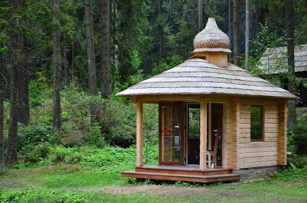 Pequeña casa natural, construida en madera.