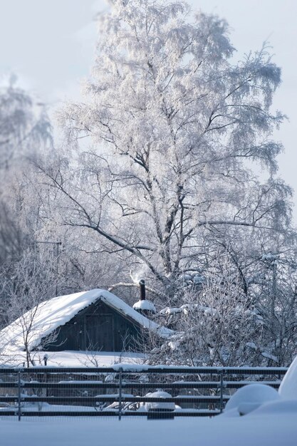 Pequena casa ou cabana na aldeia sob neve e lindo inverno