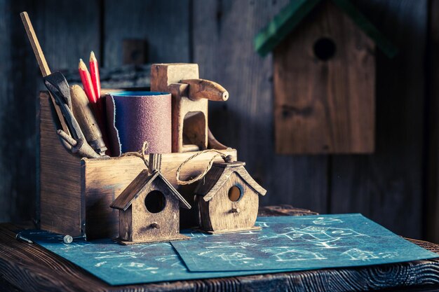 Foto pequeña casa de pájaros hecha a mano y plan de construcción.