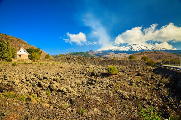 Pequena casa perto do vulcão etna