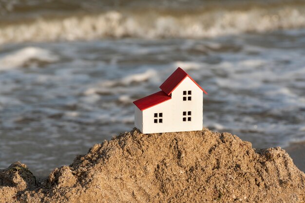 Pequeña casa en una playa