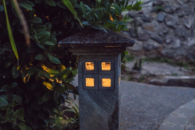 Una pequeña casa con ventanas luminosas, valores familiares, comodidad hogareña.